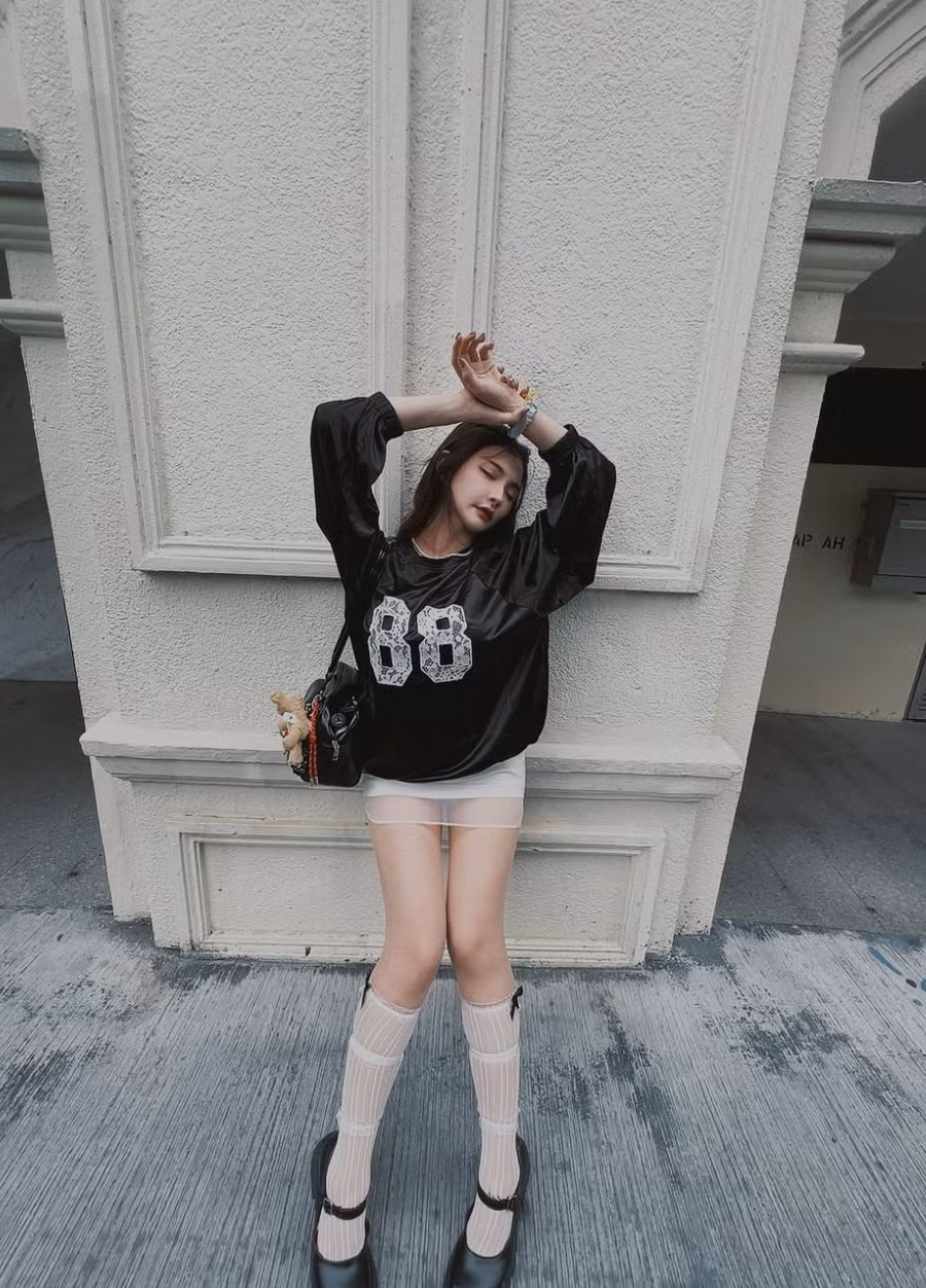 Quần ngắn hay áo trễ nải là item thời trang cô nàng hay lựa chọn.