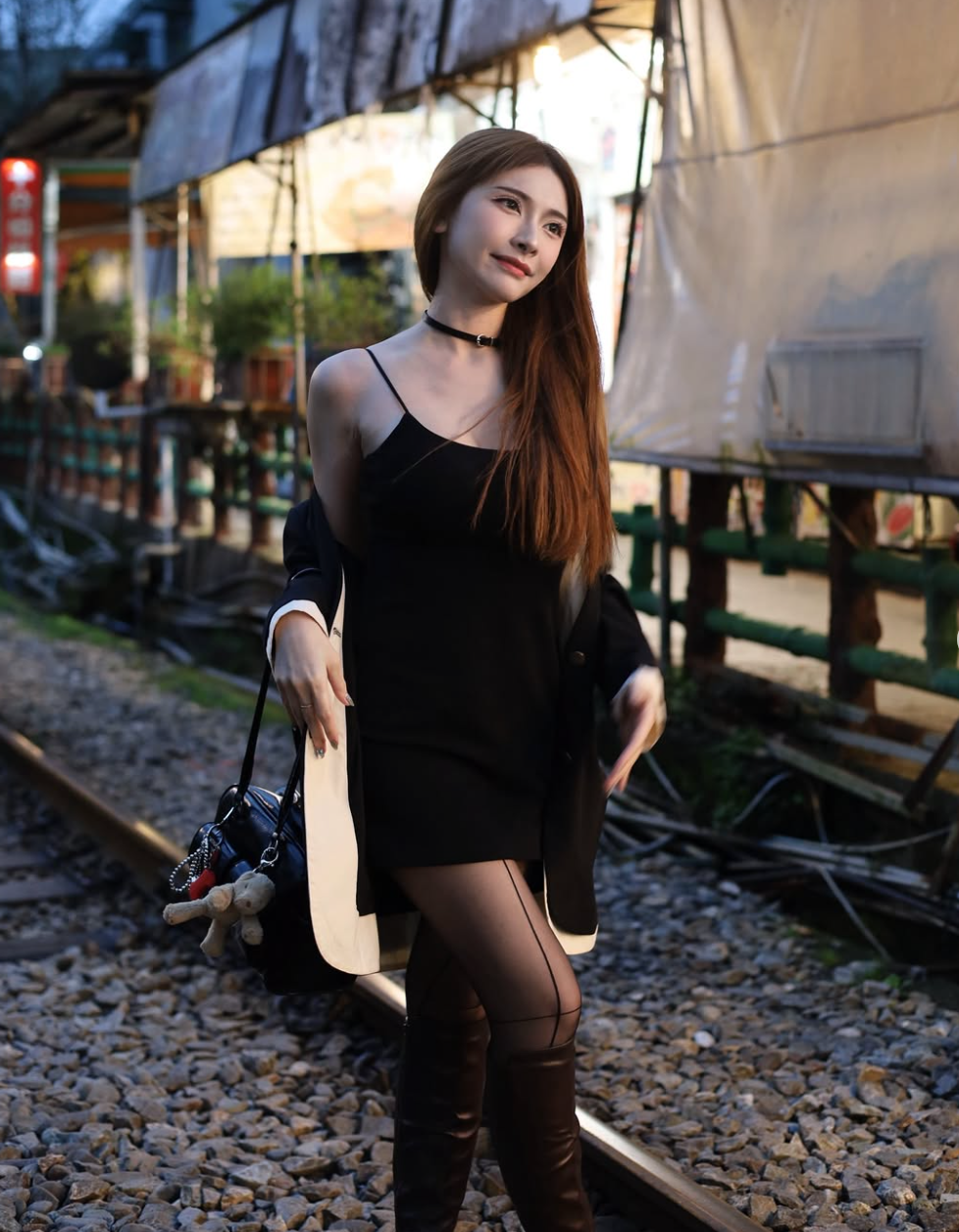 Sở hữu lợi thế hình thế nên cô tự tin diện nhiều kiểu trang phục.