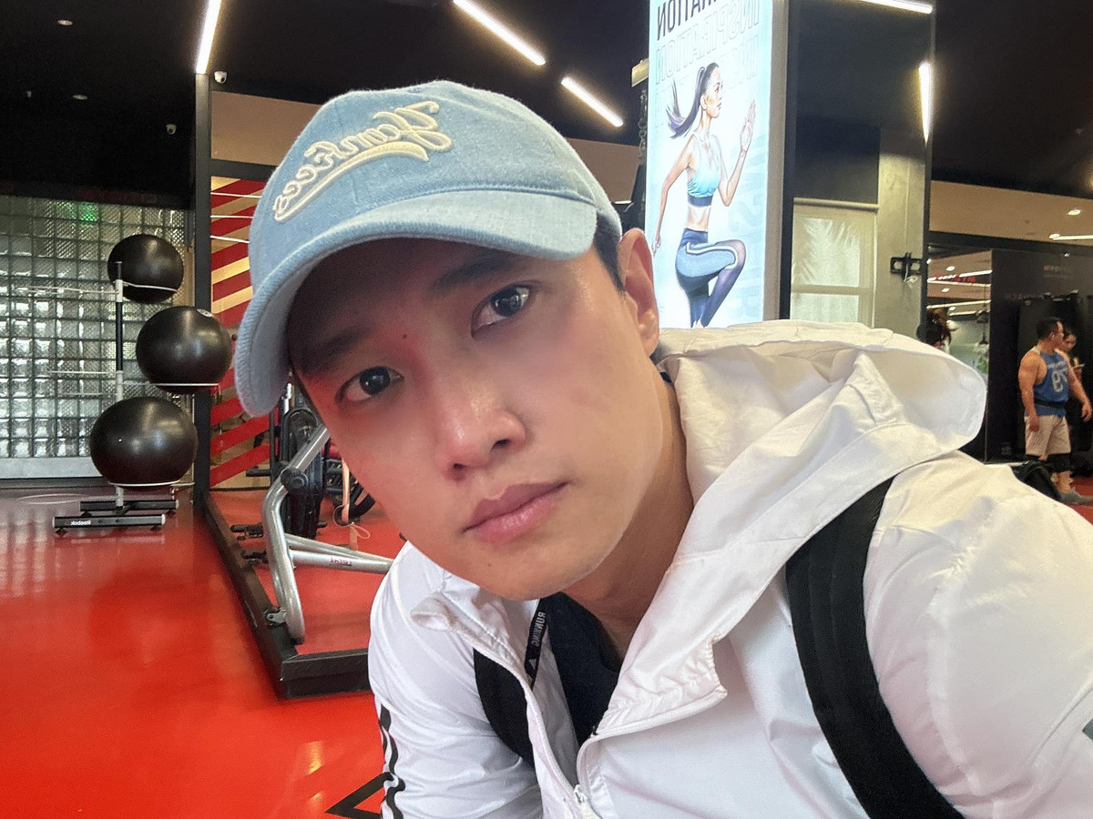 "Ai cũng nói sao Quốc Trường từ lúc gặp tới giờ mười mấy năm rồi mà giữ dáng hay vậy dù ăn uống, tiếp khách liên tục? Đâu ai thấy cảnh này", Quốc Trường tiết lộ về bí quyết giữ dáng. Ảnh: FB Nguyễn Quốc Trường