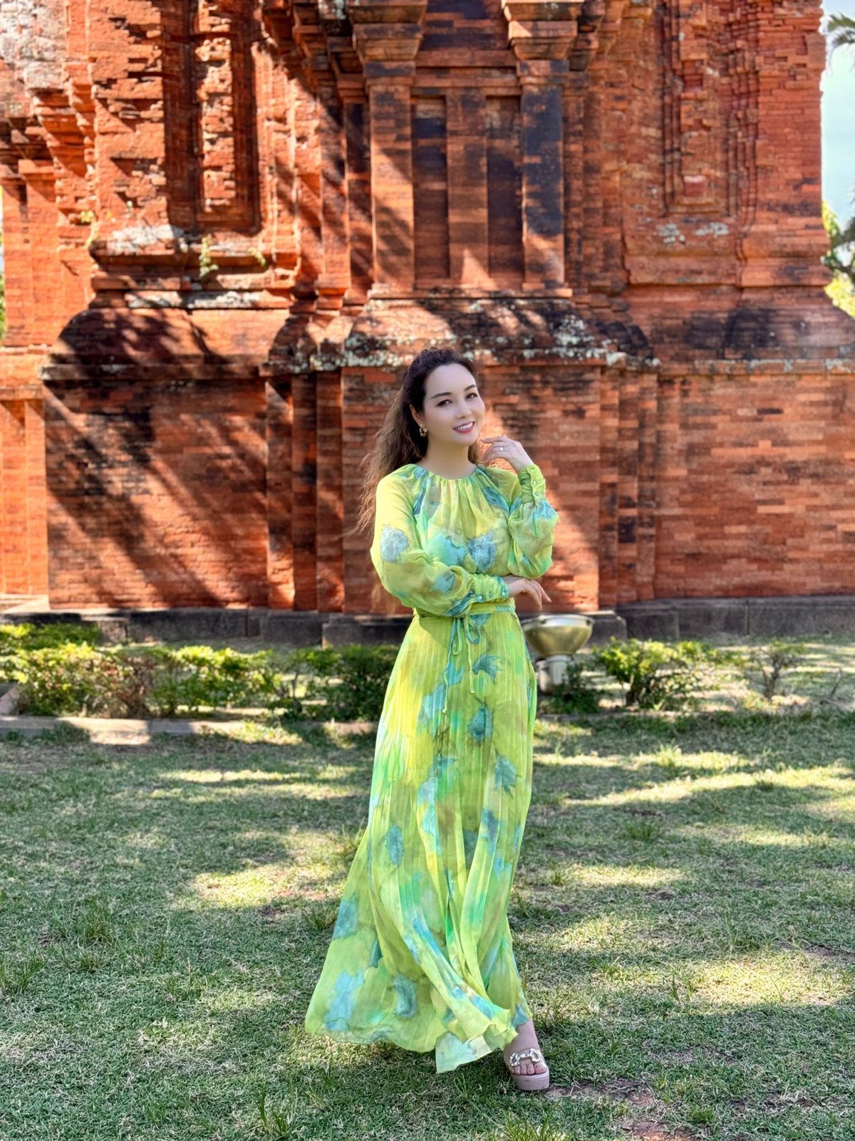 Mai Thu Huyền tranh thủ check-in trong chuyến công tác tại Bình Định. Ảnh: FB Mai Thu Huyen