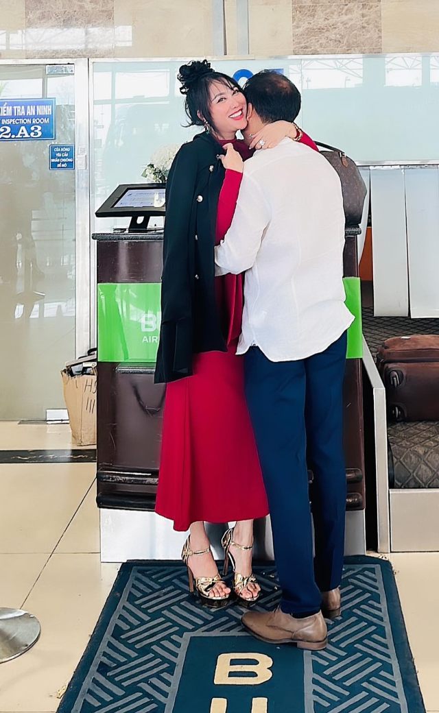 Bạn trai Phi Thanh Vân tên Trần Chí Phú, là chủ một nhà máy đá rộng hơn 3 hecta, chuyên làm các loại đá lót tường, đá làm đường… Ảnh: FB Phi Thanh Vân