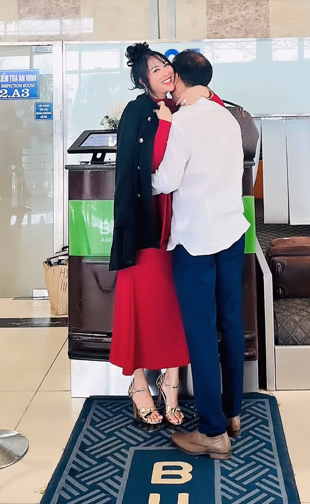 Bạn trai Phi Thanh Vân tên Trần Chí Phú, là chủ một nhà máy đá rộng hơn 3 hecta, chuyên làm các loại đá lót tường, đá làm đường… Ảnh: FB Phi Thanh Vân