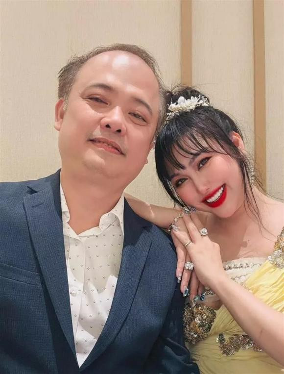 Cụ thể, bạn trai hơn 10 tuổi hỏi Phi Thanh Vân: "Em yêu ơi, thế khi nào chúng mình làm đám cưới". Nữ diễn viên 8x cho hay: "Em yêu chỉ cười hiền và nói khi nào anh yêu mong muốn thì chúng mình cưới nhé". Ảnh: FB Phi Thanh Vân