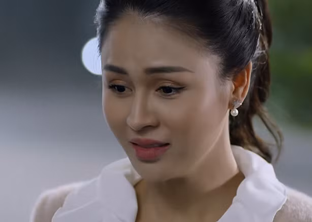 Một số người cho rằng cô đã lạm dụng các phương pháp làm đẹp, níu giữ thanh xuân khiến cho cơ mặt bị đơ, các biểu cảm trên khuôn mặt của cô không thể hiện được hết cảm xúc của nhân vật. (Ảnh: Gia đình&amp;Pháp luật)