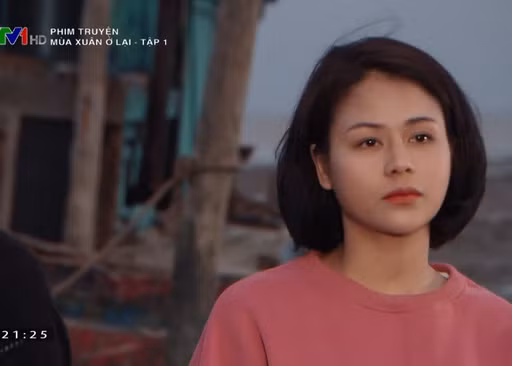 Năm 2020 ngoài "Hướng dương ngược nắng", Lương Thu Trang còn vào vai cô giáo Hòa trong phim "Mùa xuân ở lại". (Ảnh: VTV)