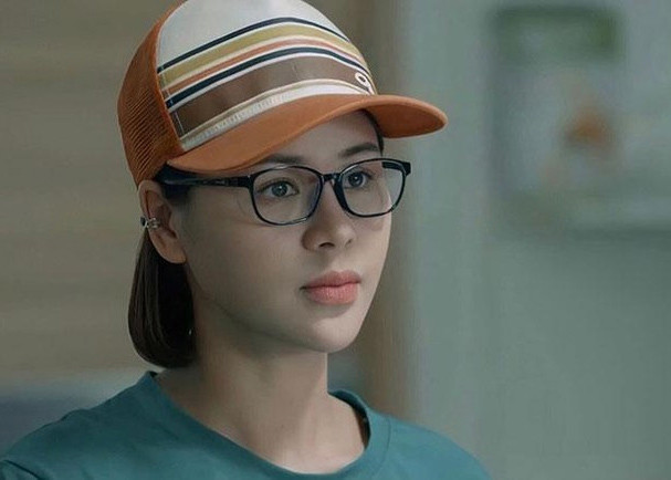 Nhân vật Hoa do Thu Trang thủ vai cắt tóc ngắn, đeo kính cận, ăn mặc bụi bặm và hay đội mũ lưỡi trai. Để phù hợp với nhân vật, Lương Thu Trang đã chủ động ép cân từ 53 xuống 46 kg để xây dựng hình ảnh hoạt bát, năng động cho nhân vật. (Ảnh: Tiền phong)