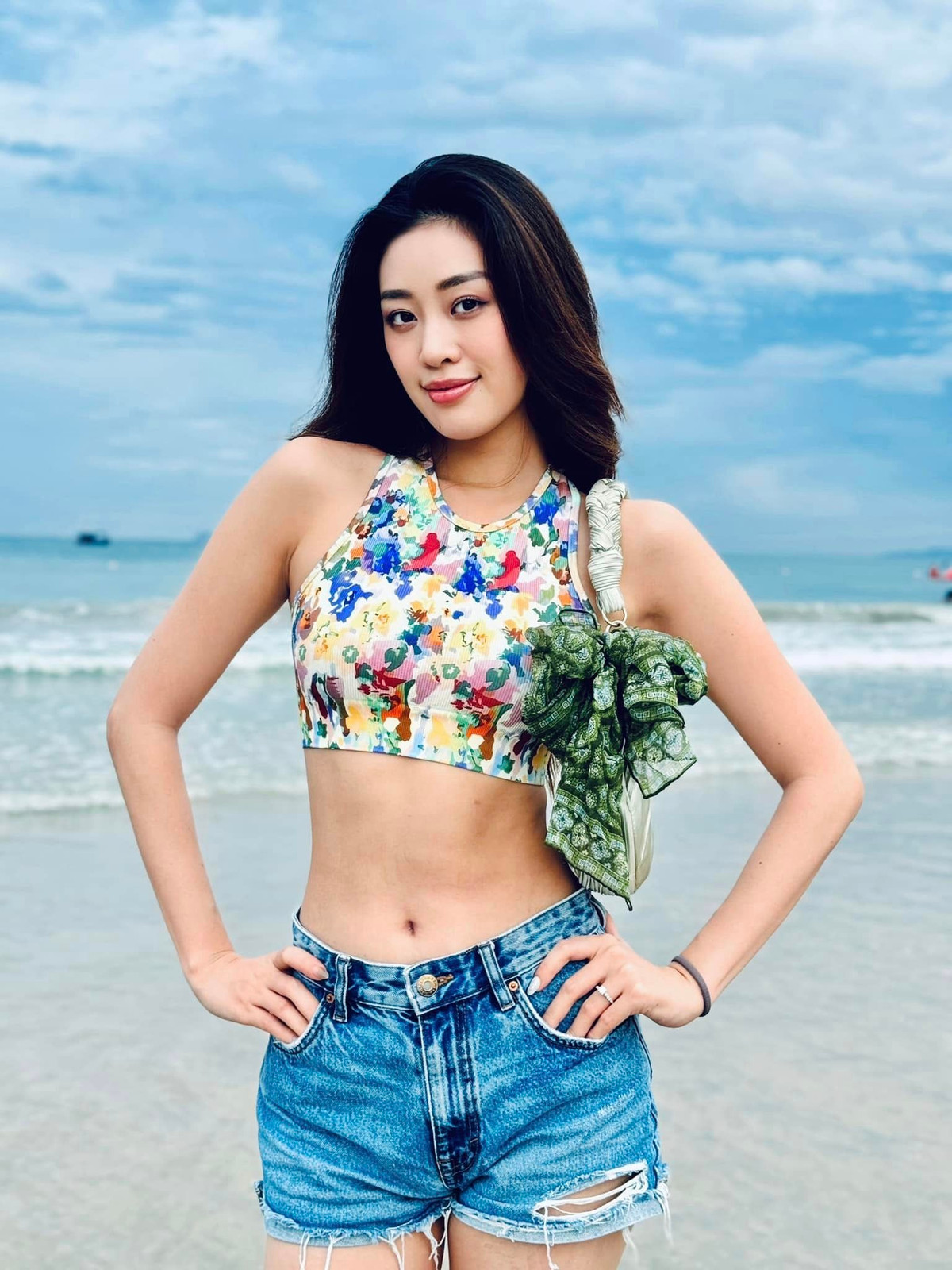 Hoa hậu Khánh Vân khoe vòng eo săn chắc ở bãi biển. Ảnh: FB Nguyễn Trần Khánh Vân