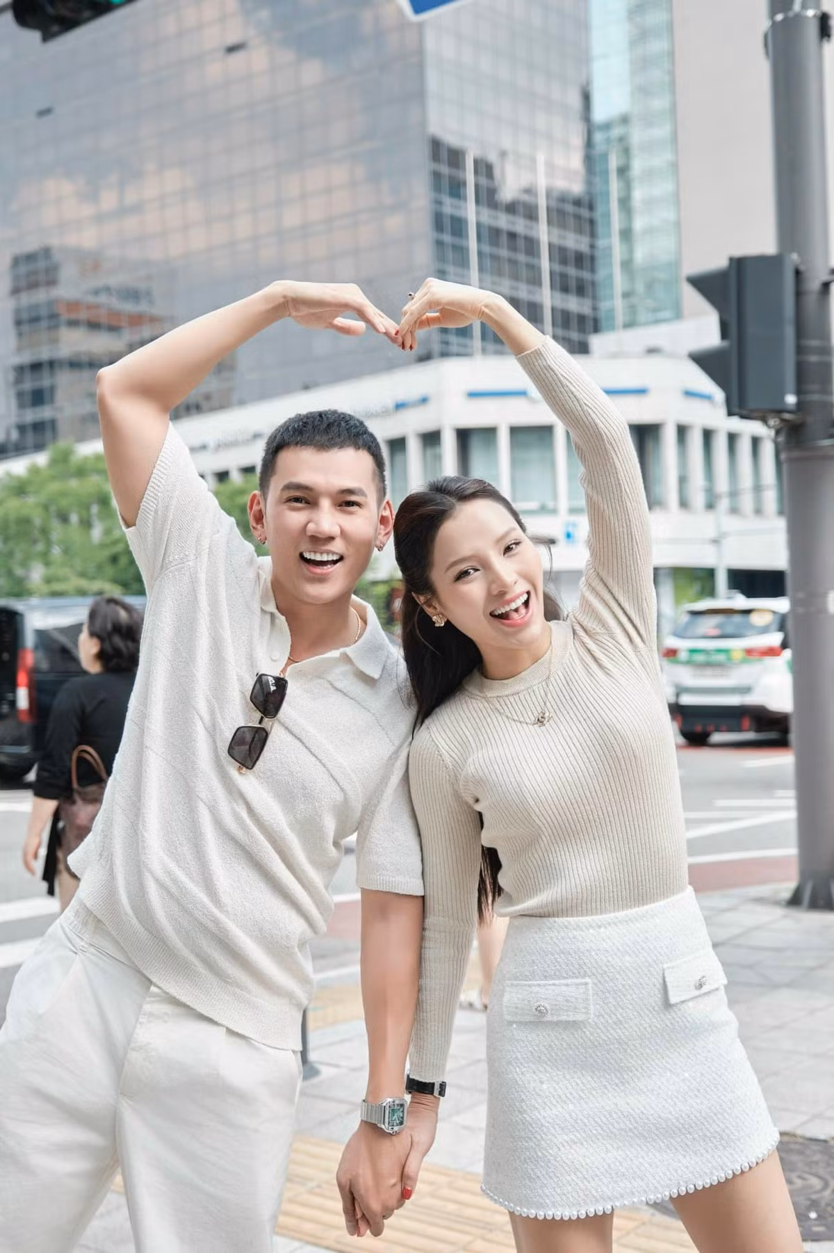 Lý Bình và Phương Trinh Jolie liên tục check-in hình ảnh trong chuyến đi Hàn Quốc. Ảnh: FB Lý Bình