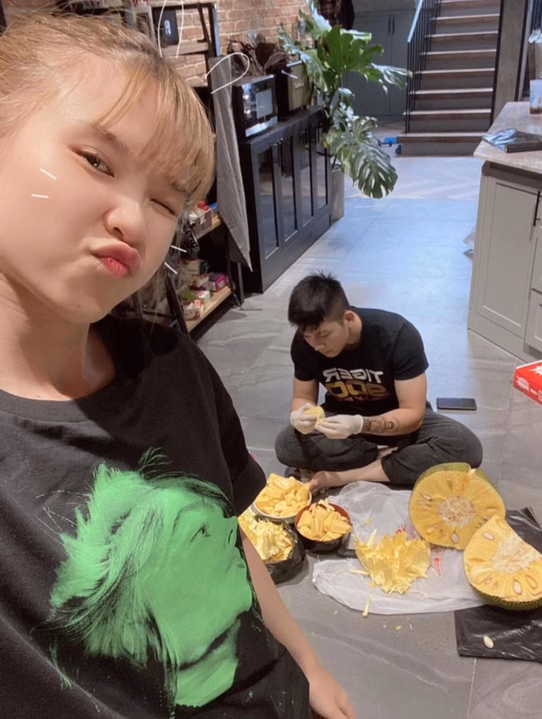 Cả Khởi My và chồng đều không có sở thích khoe đồ hiệu mà chỉ thích chi mạnh tay cho những chuyến du lịch nước ngoài. Ảnh: FBNV