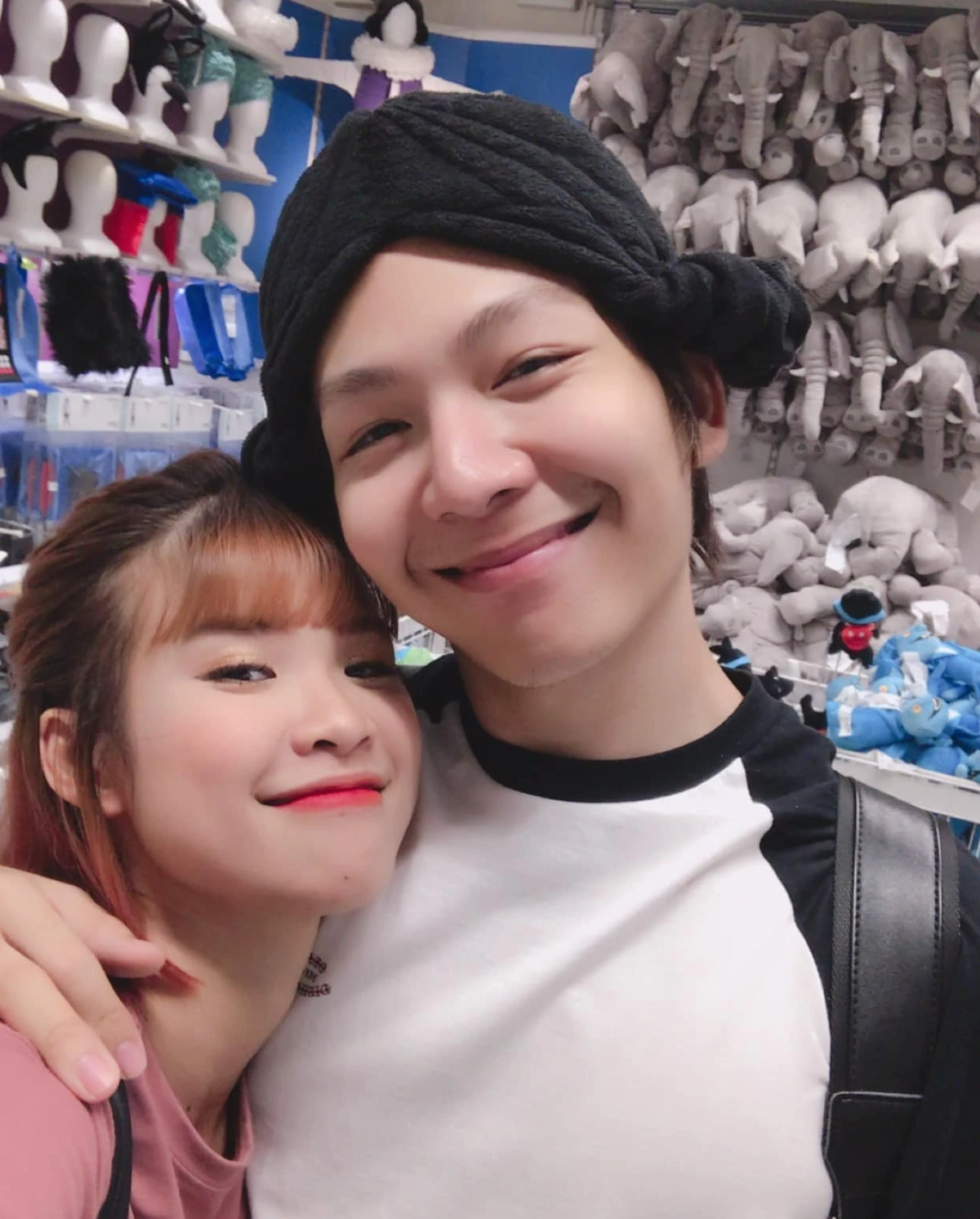 Sau khi phối hợp cùng nhau trong MV Gửi cho anh, Khởi My và Kelvin Khánh bí mật hẹn hò rồi "đánh úp" bằng một đám cưới khiến nhiều sao Việt lẫn khán giả bất ngờ. Ảnh: FBNV