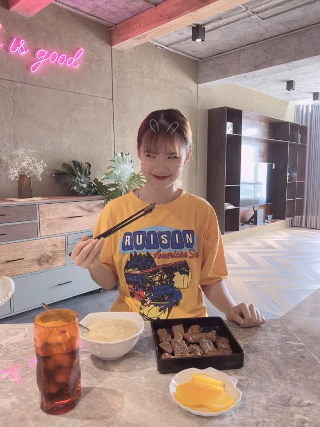 Họ không có những ồn ào, scandal hay khoe khoang về cuộc sống riêng tư. Thay vào đó, họ chọn cách sống bình yên, giản dị và tập trung vào công việc. Ảnh: FBNV