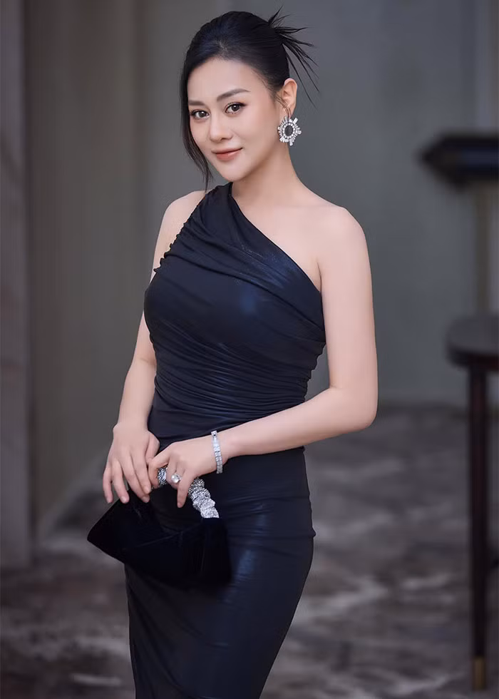 Bà mẹ hai con khoe vóc dáng gọn gàng, quyến rũ sau một tháng sinh con.