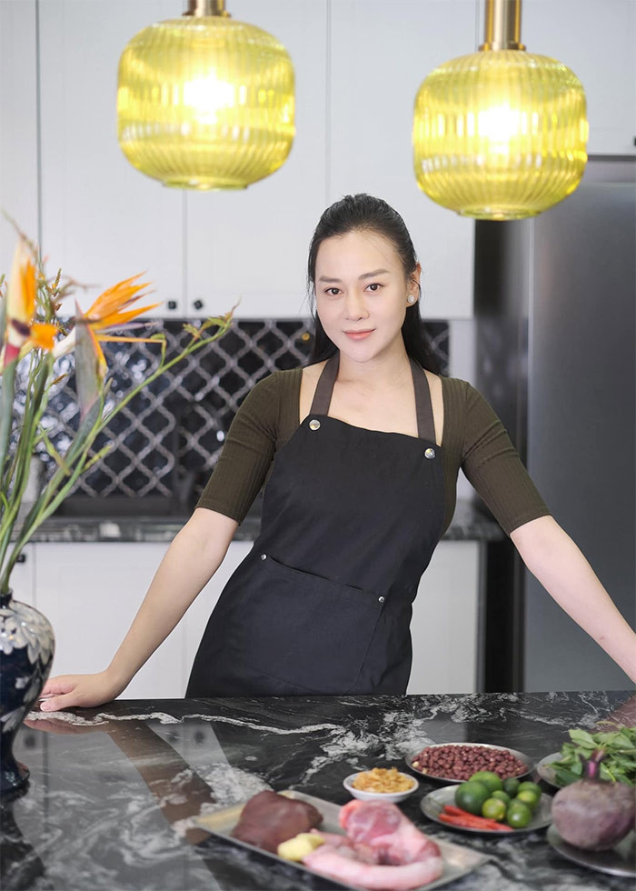 Hai tháng sau sinh, Phương Oanh lại vào bếp trổ tài nấu nướng.