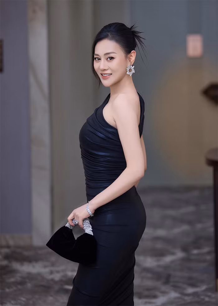 Người đẹp sinh năm 1989 chia sẻ, mặc dù mang thai đôi nhưng cô không bị một vết rạn nào.