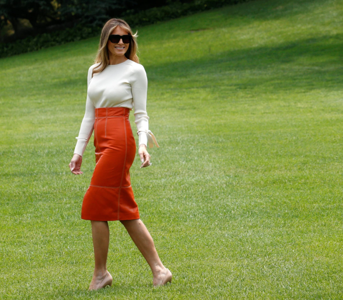 Bà Melania luôn có cách kết hợp phụ kiện đồng điệu với trang phục tạo nên tổng thể cuốn hút, thời thượng. Ảnh: Báo Phụ nữ