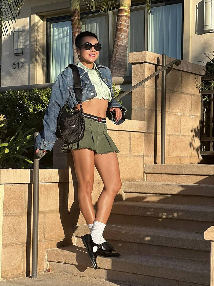 Cách ăn mặc cũng giúp bà mẹ một con trẻ hơn so với tuổi trung niên của cô rất nhiều.