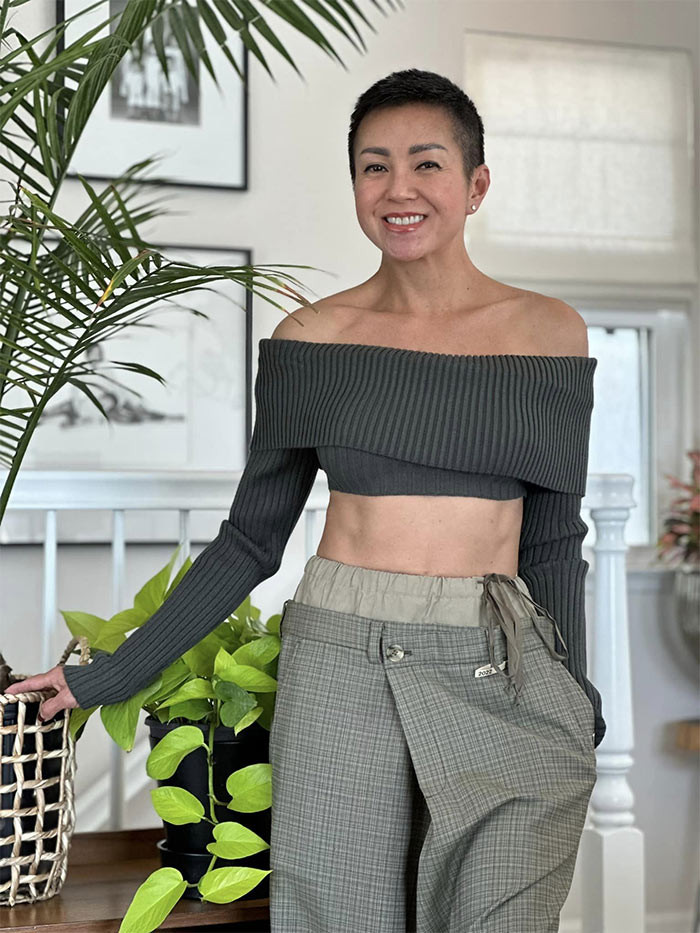 Nguyệt Anh gây ấn tượng với người đối diện không chỉ bởi thân hình săn chắc, nổi múi mà còn bởi mái tóc ngắn cực kỳ cá tính.