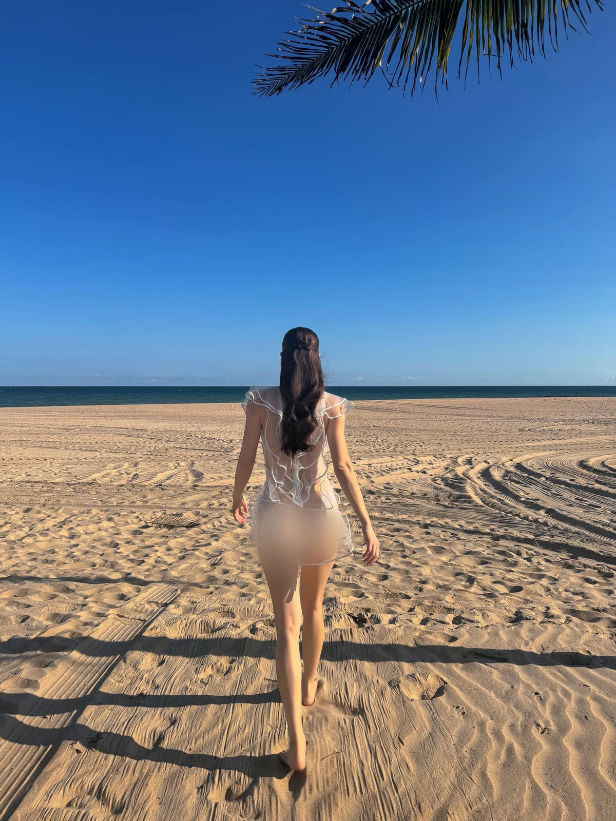 Khó mà tin ca sĩ Hồ Ngọc Hà đã bước sang độ tuổi 40 và đã trải qua 2 lần sinh nở khi cô sở hữu gương mặt vô cùng trẻ trung, vóc dáng thon thả.