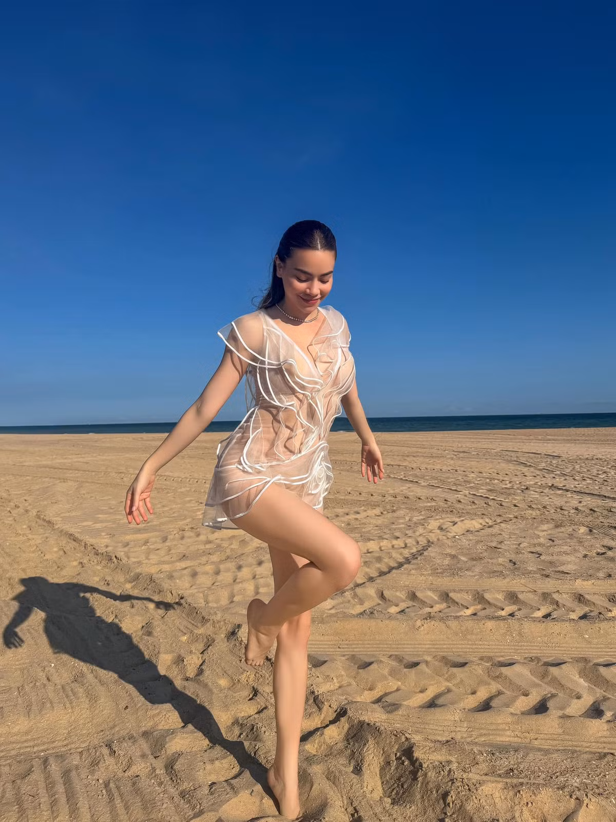 Hồ Ngọc Hà diện trang phục xuyên thấu tạo dáng ở biển Ho Ngoc Ha dien trang phuc xuyen thau tao dang o bien