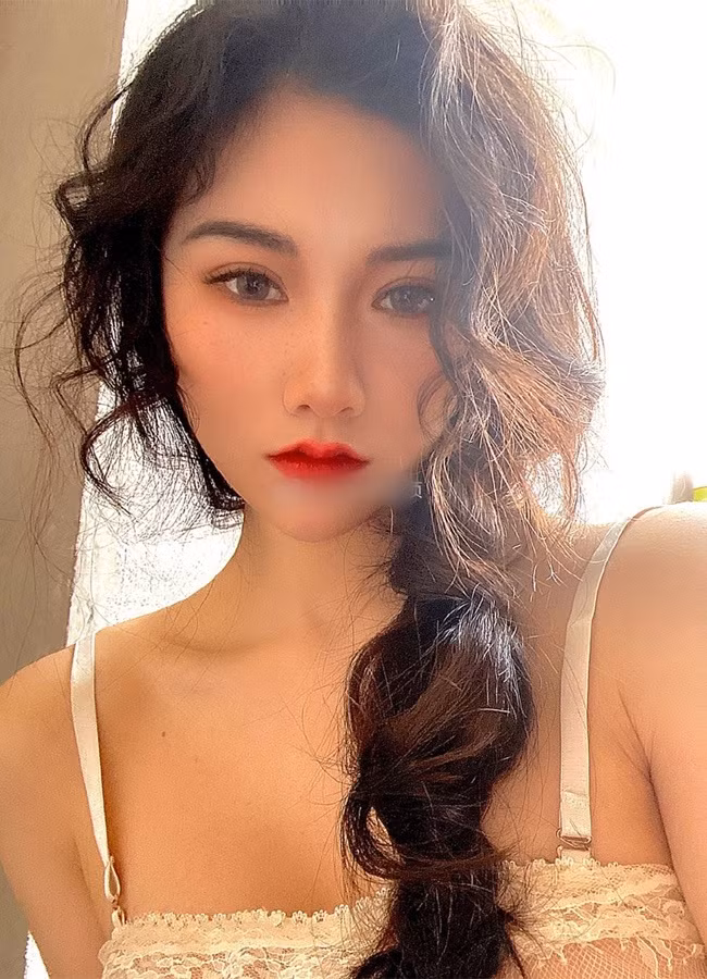 Lindsay sinh ngày 1/8/1991, ở Thượng Hải, là hot girl nổi tiếng trên mạng Weibo.