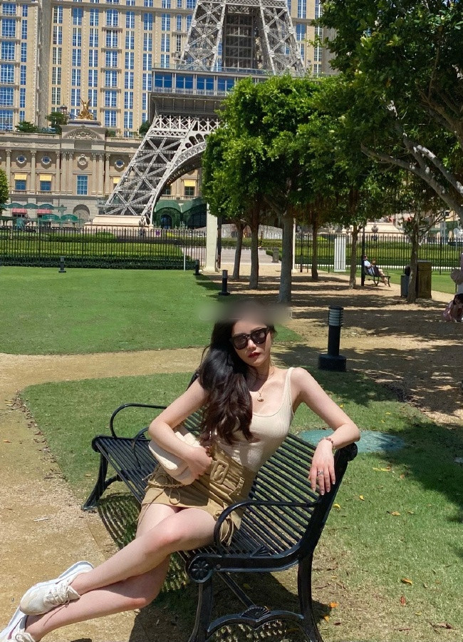 Cô từng theo học Nhạc viện Tứ Xuyên - một trong những ngôi trường nghệ thuật top đầu ở Trung Quốc.