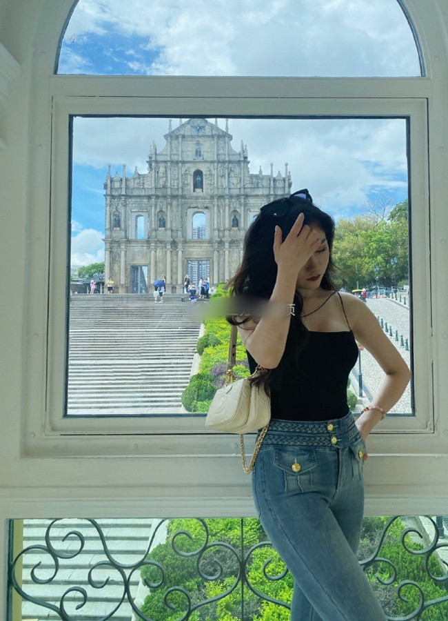 Sở hữu vóc dáng hoàn hảo đến từng centimet, Lindsay tự tin theo đuổi phong cách thời trang quyến rũ.