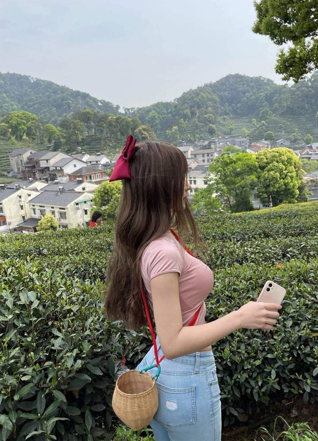 Chẳng cần ăn vận quá diêm dúa, cô nàng cũng ghi điểm tối đa nhờ những item đơn giản, dễ mặc, dễ phối đồ. Ảnh: IGNV