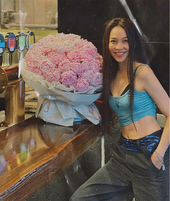 Hiền Thục được khen trẻ hơn so với tuổi 43 của mình rất nhiều nhờ vóc dáng lúc nào cũng gọn gàng và phong cách ăn mặc trẻ trung.