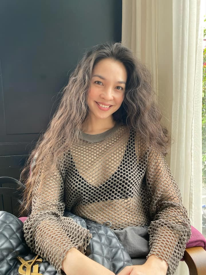 Mặc dù không sở hữu vòng 1 bốc lửa nhưng Hiền Thực rất tự tin khi diện những trang phục táo bạo.