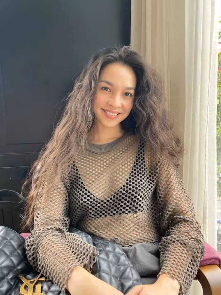 Mặc dù không sở hữu vòng 1 bốc lửa nhưng Hiền Thực rất tự tin khi diện những trang phục táo bạo.