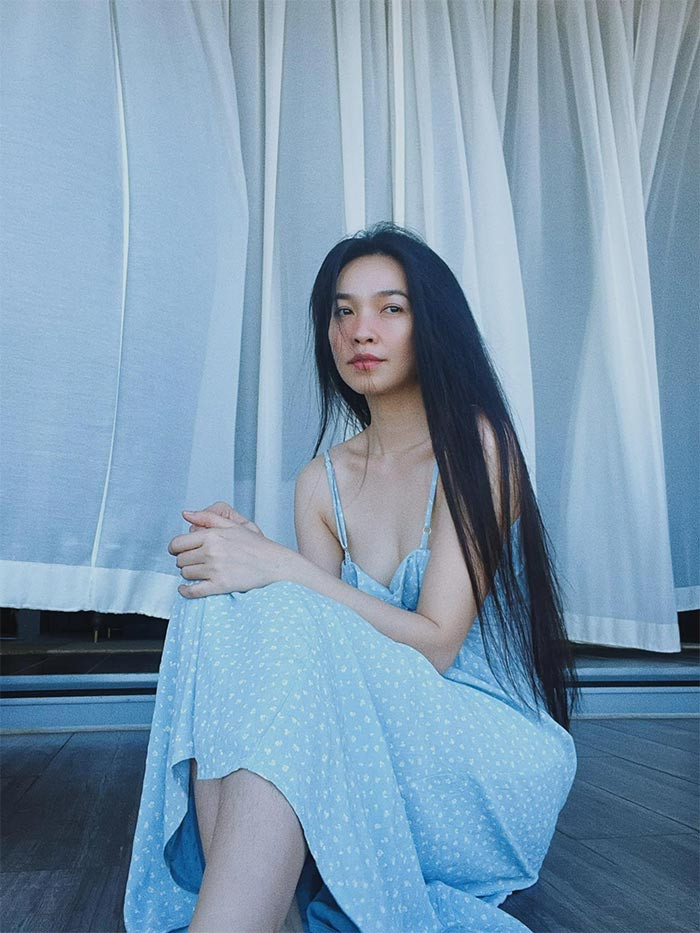 Nữ ca sĩ sinh năm 1981 rất thích những trang phục váy, áo trễ nải.