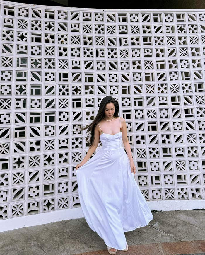 Giọng ca "Nhật ký của mẹ" rất thích mặc style trễ nải, để vòng 1 hờ hững.