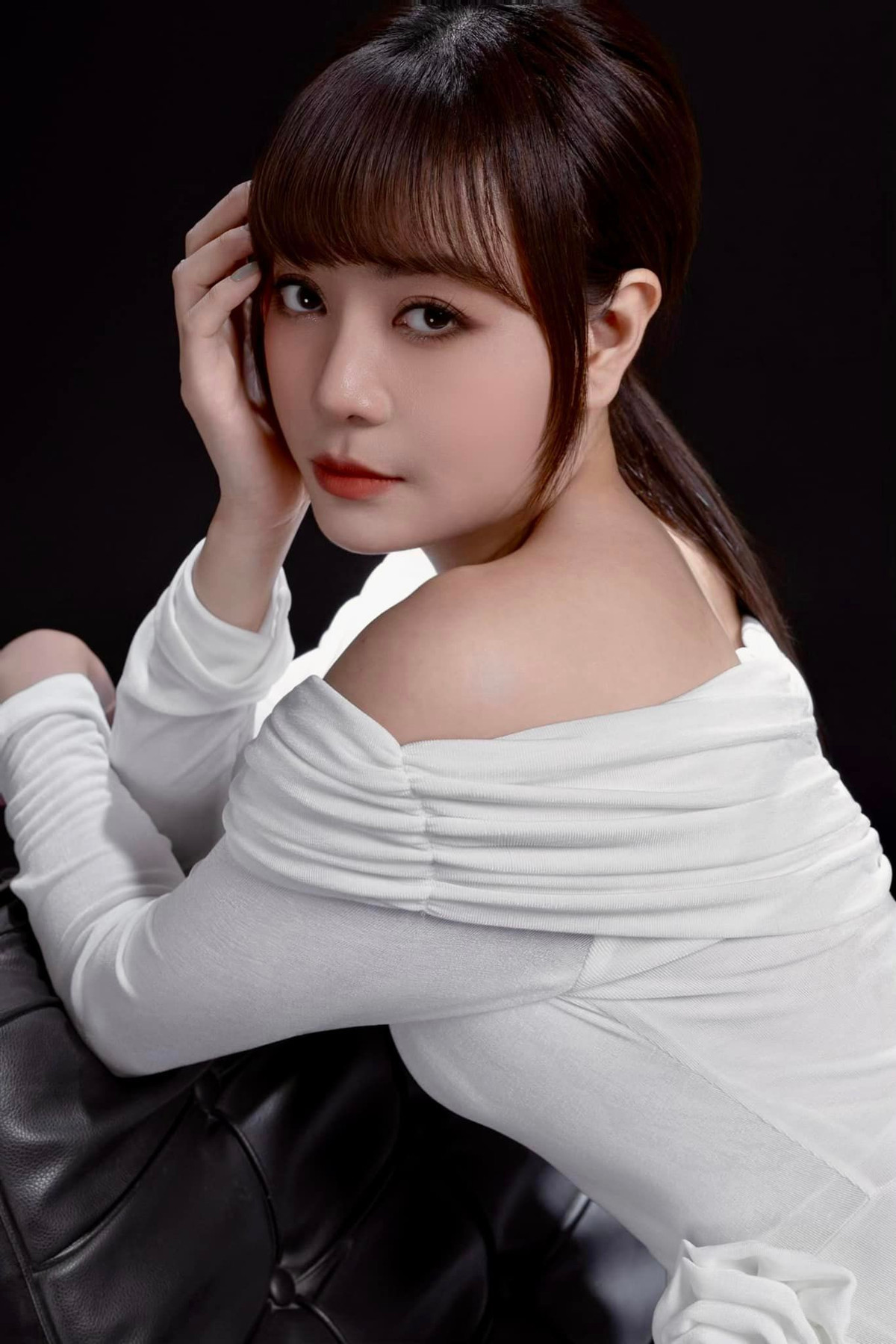 Diễn viên Thanh Hương khoe vai trần gợi cảm với đầm trắng. Ảnh: FB Nguyễn Thanh Hương