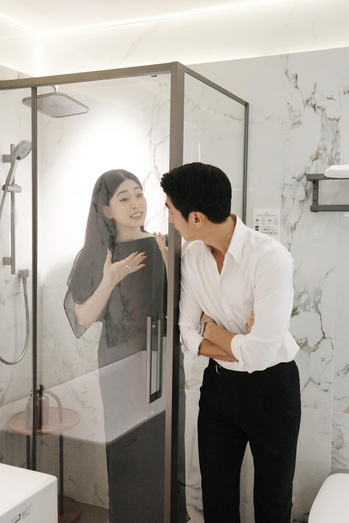 Diễn viên Bình An đăng ảnh hài hước với vợ á hậu. Ảnh: FB Nguyễn Bình An