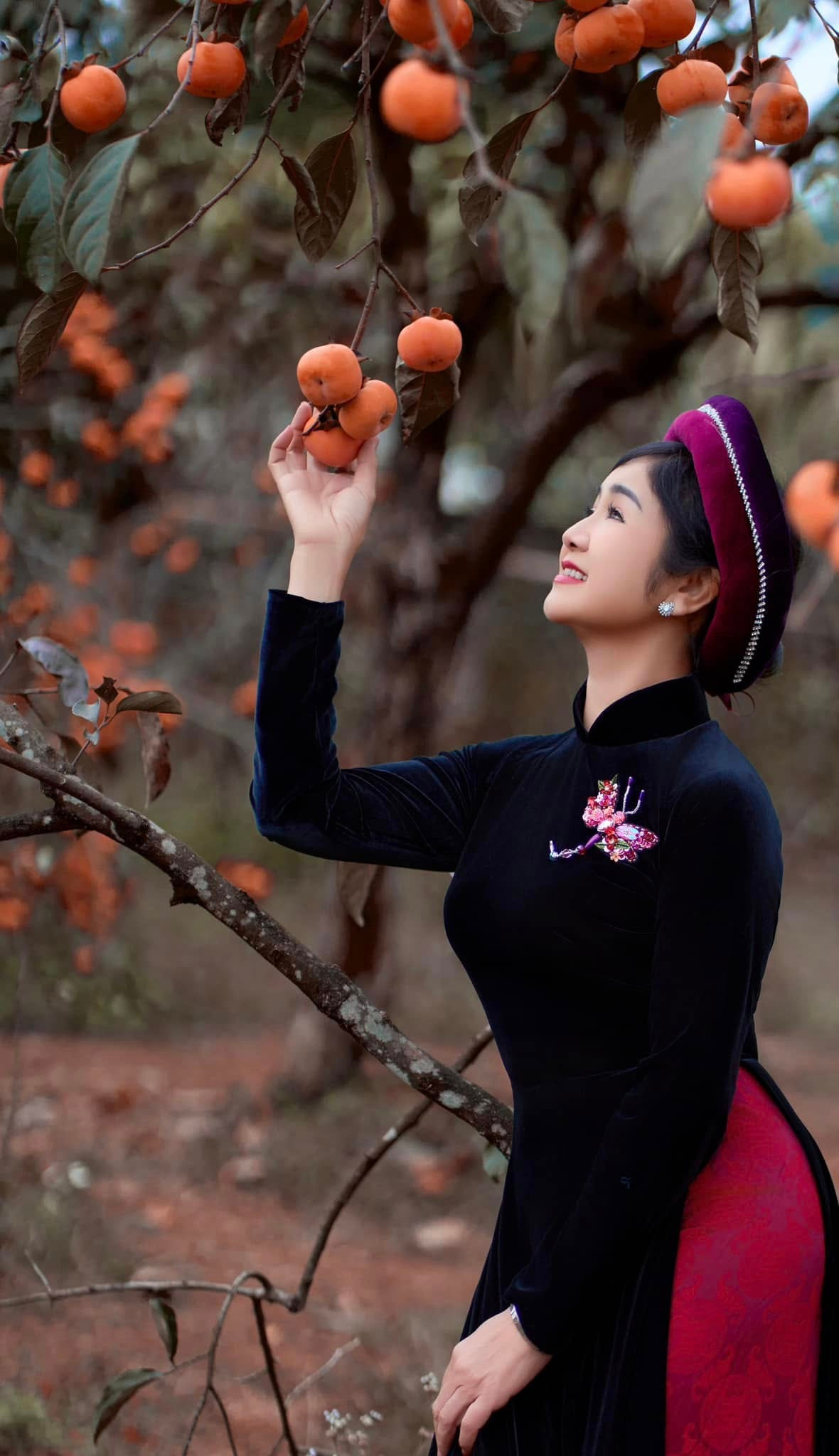 Trong những khung hình, nghệ sĩ Thu Hà dịu dàng, đằm thắm trong tà áo dài nhung màu trầm. Ảnh: FB Nguyệt Hà