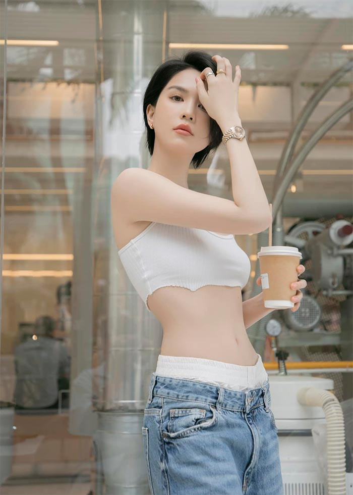 Mới đây trên trang cá nhân Ngọc Trinh khoe bộ ảnh mới rất đẹp mắt. Cô chọn kiểu tóc tém, cùng trang phục khỏe khoắn khoe trọn vòng eo 56 cm.
