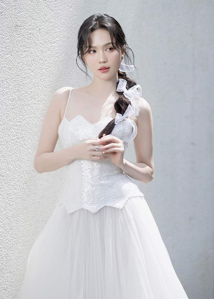 Khuôn mặt baby giúp Ngọc Trinh trẻ hơn so với tuổi thật. (Ảnh: FB Ngọc Trinh)