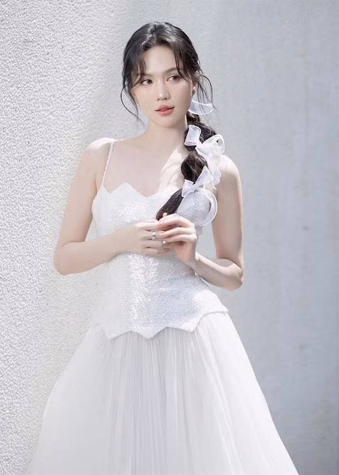 Khuôn mặt baby giúp Ngọc Trinh trẻ hơn so với tuổi thật. (Ảnh: FB Ngọc Trinh)