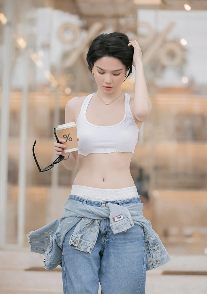 Làn da trắng sáng, vòng eo con kiến đủ khiến người đẹp 35 tuổi thu hút mọi ánh nhìn. (Ảnh: FB Ngọc Trinh)