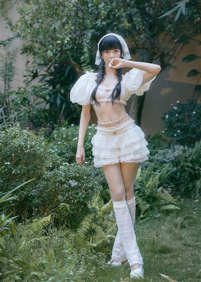 Sau biến cố bị phạt 1 năm tù treo, Ngọc Trinh dường như khép mình hơn, ăn mặc cũng bớt táo bạo. (Ảnh: FB Ngọc Trinh)