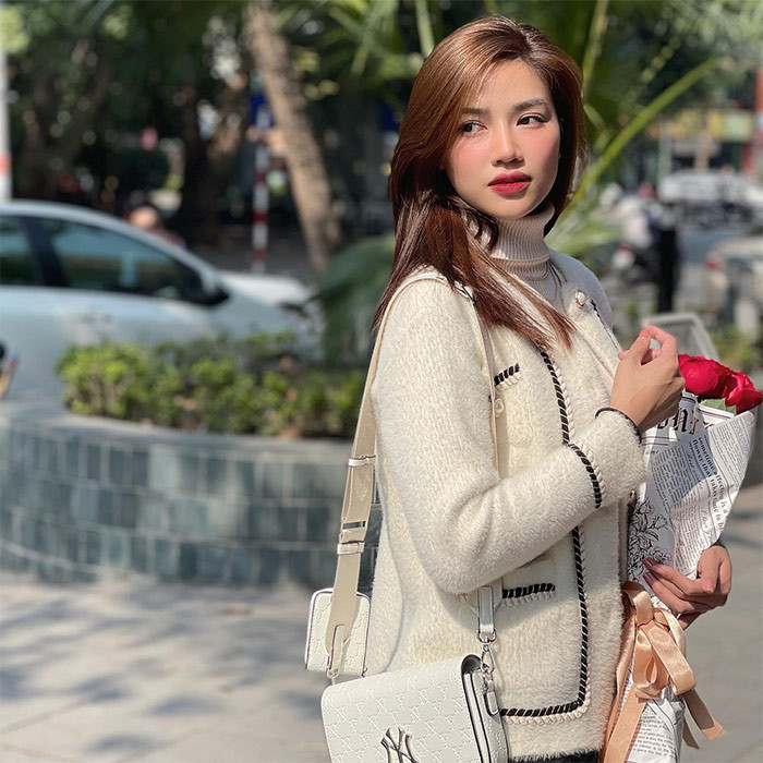 Anh Đào sở hữu khuôn mặt thanh tú, có lợi thế về chiều cao, vóc dáng.