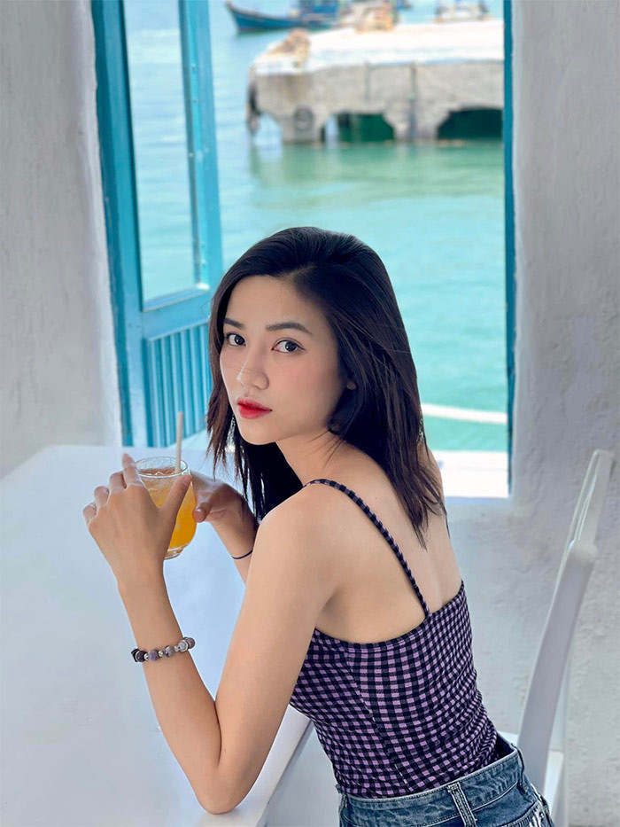 Không cần trang điểm cầu kỳ, Anh Đào vẫn thu hút người đối diện nhờ vẻ đẹp ngoại hình.