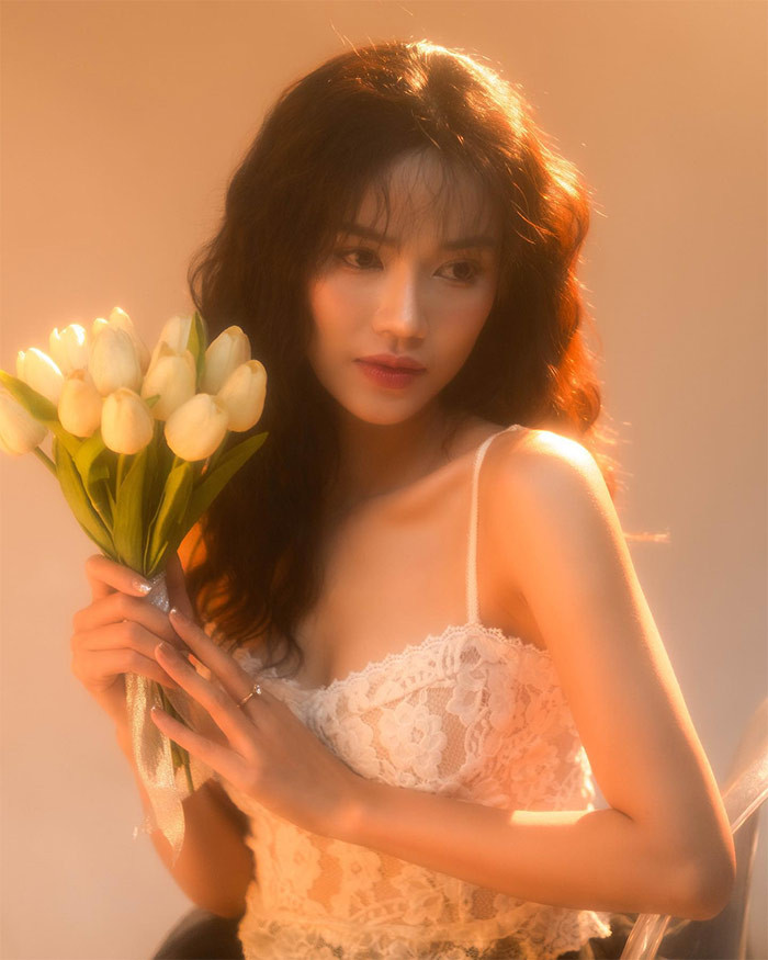 Anh Đào sinh năm 1996, đến từ Bắc Giang. Cô được khán giả yêu mến nhờ lối diễn tự nhiên.