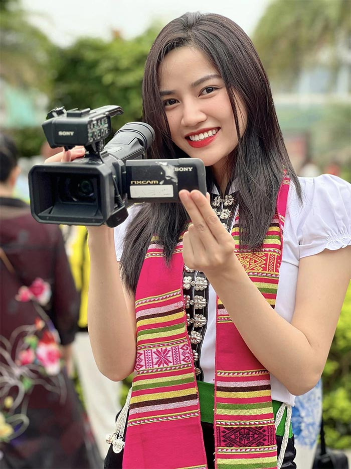 Ngoài bộ phim truyền hình "Gặp em ngày nắng" đang phát sóng, Anh Đào còn vào vai Đoàn Thị Điểm trong "Hồng Hà nữ sĩ" trên màn ảnh rộng.