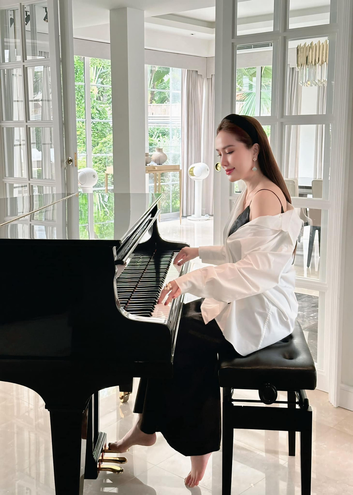 Bảo Thy khoe khoảnh khắc dịu dàng bên đàn. Ảnh: FB Bảo Thy