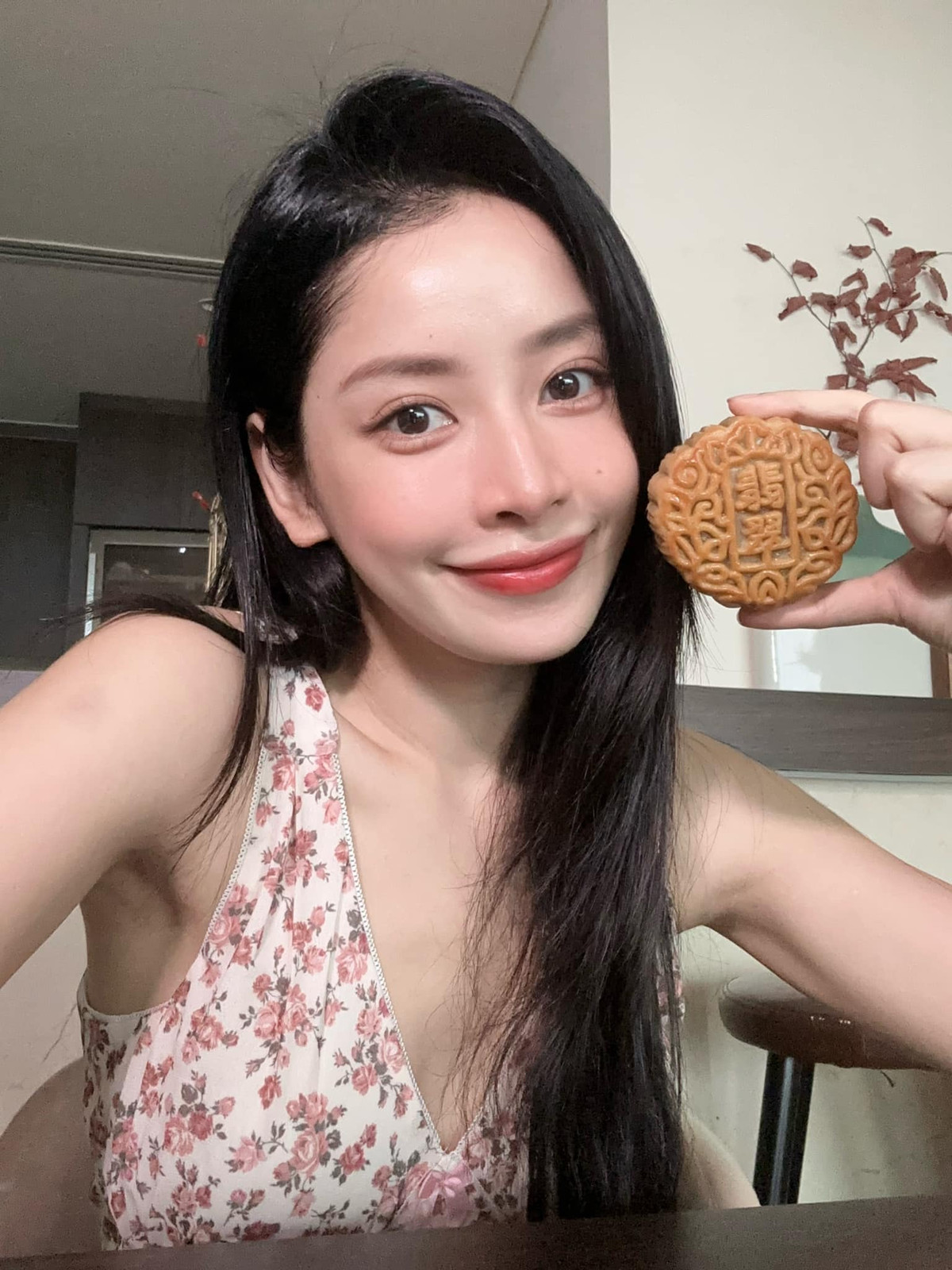 Chi Pu chụp ảnh cùng bánh Trung thu, hài hước chia sẻ: "Không hề mập không hề mập không hề mập. Niệm thần chú 3 lần chắc chắn không mập". Ảnh: FB Chi Pu