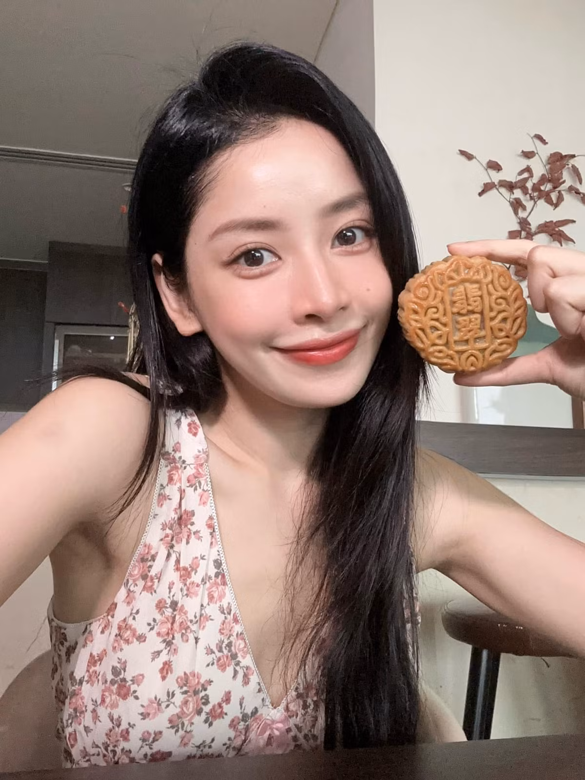 Chi Pu chụp ảnh cùng bánh Trung thu, hài hước chia sẻ: "Không hề mập không hề mập không hề mập. Niệm thần chú 3 lần chắc chắn không mập". Ảnh: FB Chi Pu