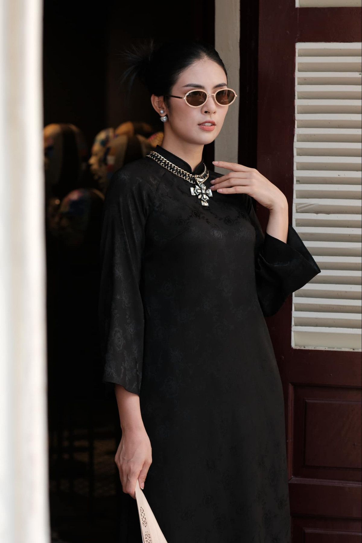 Hoa hậu Ngọc Hân diện áo dài đen phối cùng trang sức to bản. Ảnh: FB Ngoc Han Dang