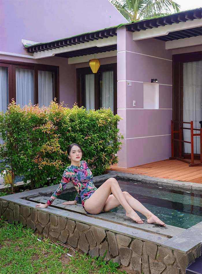 Theo chia sẻ của người đẹp sinh năm 1991, thời điểm năm 2018 khi dự thi Hoa hậu Chuyển giới Quốc tế, cô phải ép cân. Từ đó cân nặng của cô bị giảm không kiểm soát. (Ảnh: FB Hương Giang)