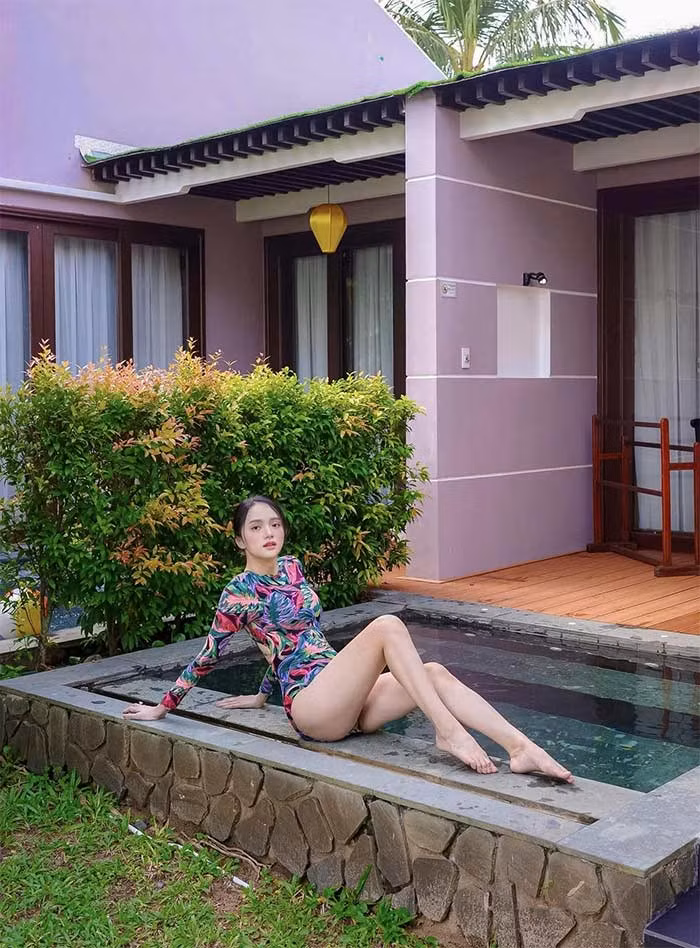 Theo chia sẻ của người đẹp sinh năm 1991, thời điểm năm 2018 khi dự thi Hoa hậu Chuyển giới Quốc tế, cô phải ép cân. Từ đó cân nặng của cô bị giảm không kiểm soát. (Ảnh: FB Hương Giang)